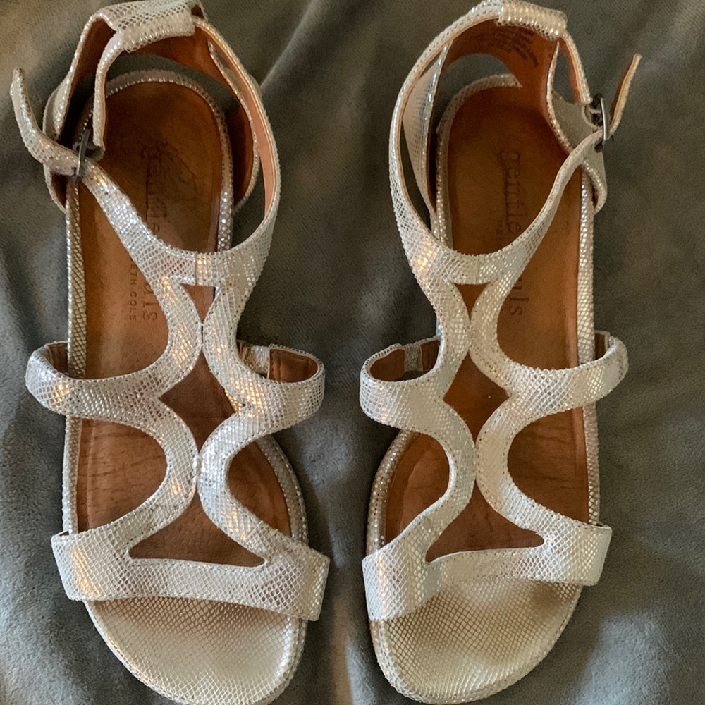 Gentle Souls by Kenneth Cole Oak silver sandal s 6.5